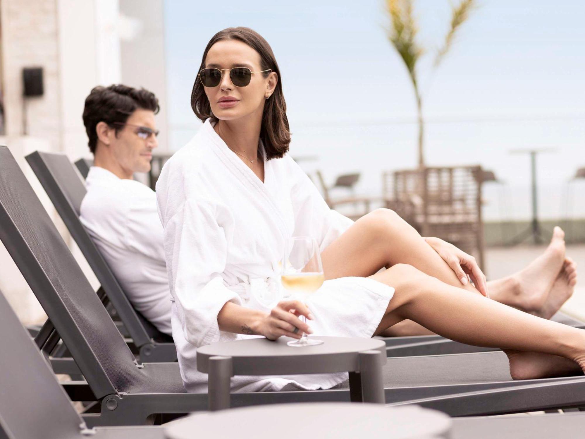 Pullman Vina Del Mar San Martin Hotel Exterior photo A woman wearing a bathrobe
