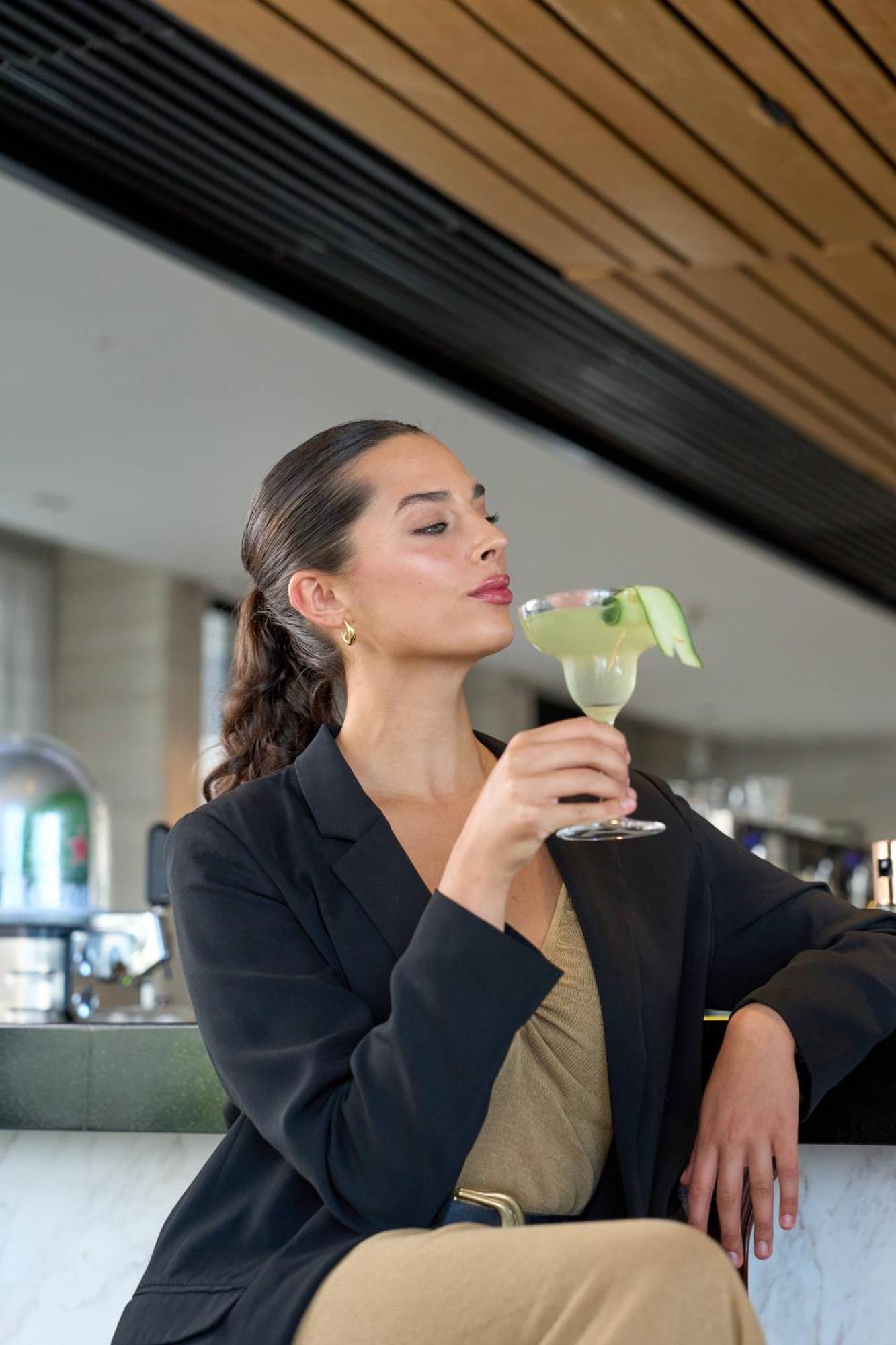 Pullman Vina Del Mar San Martin Hotel Exterior photo A woman drinking a cocktail
