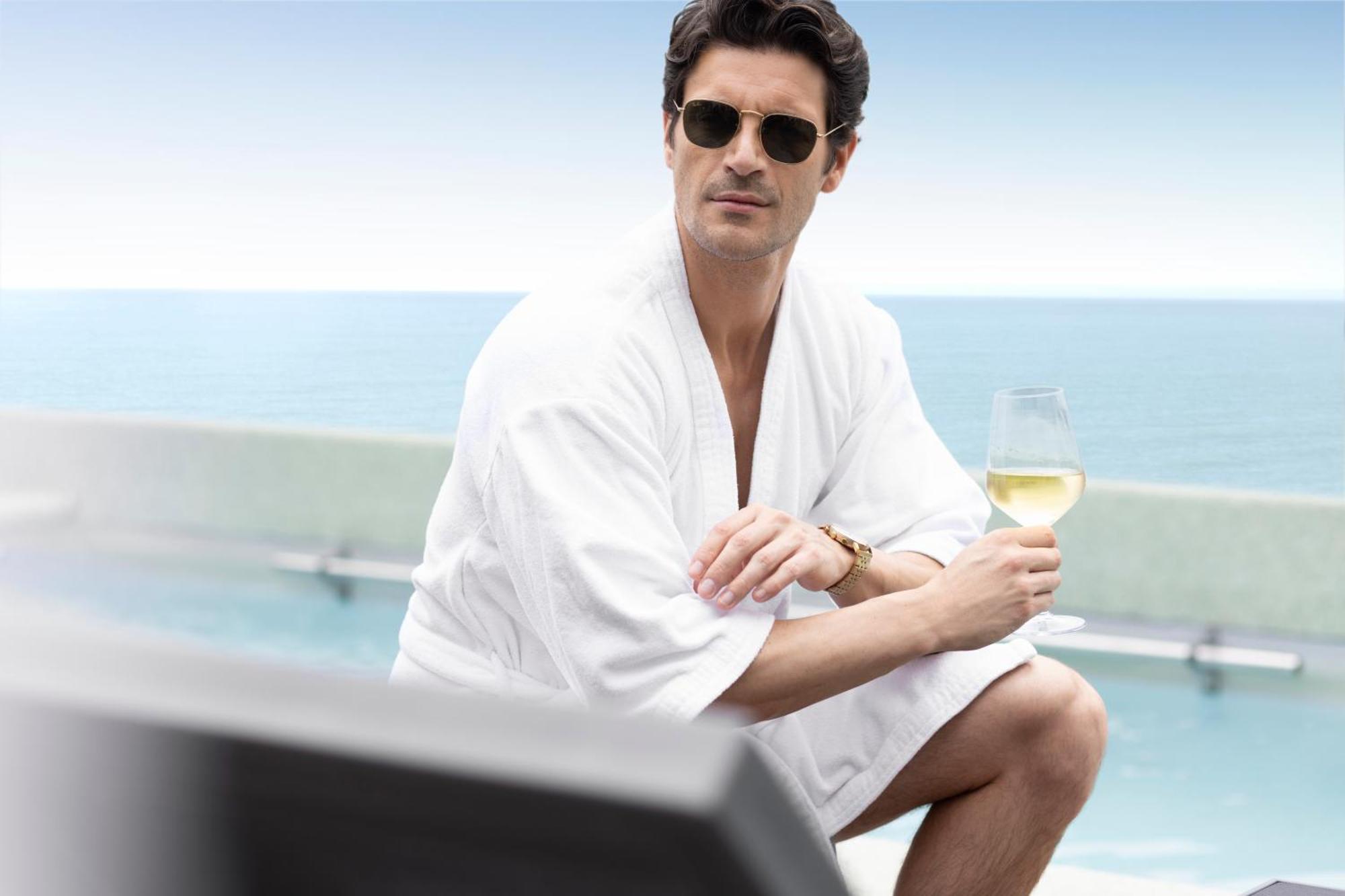 Pullman Vina Del Mar San Martin Hotel Exterior photo A man wearing a bathrobe
