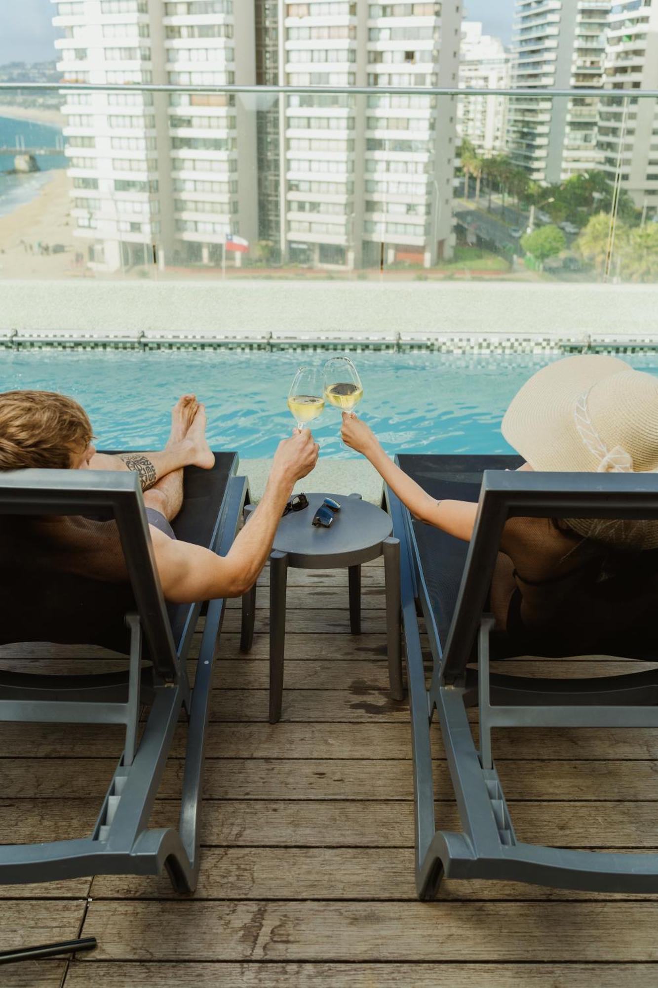 Pullman Vina Del Mar San Martin Hotel Exterior photo A couple toasting with wine